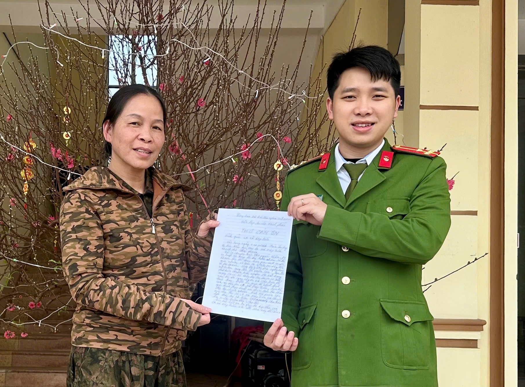 Công an xã Hợp Tiến kịp thời giúp người dân nhận lại tiền chuyển khoản nhầm